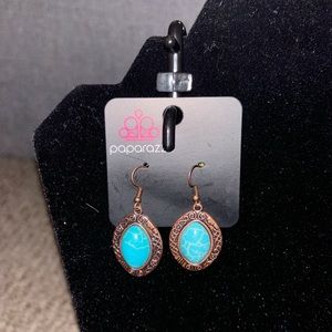 A vintage look a like earrings with blue stones in the middle!